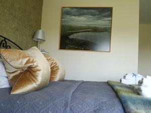 En eller flere senger på et rom på Hillside Lodge B&B