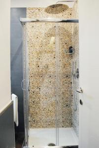 een douche met een glazen deur in de badkamer bij Morris Bed & Breakfast in Bari