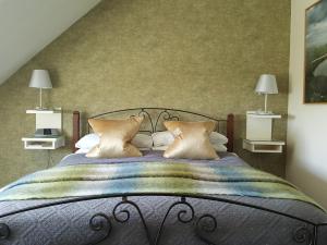A bed or beds in a room at Hillside Lodge B&B