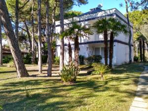 A garden outside Condominio VILLA CHIARA