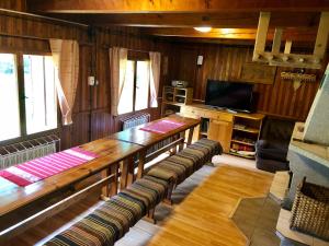 - un salon avec une table et des chaises en bois dans l'établissement Chata Pribisko 651, à Zuberec