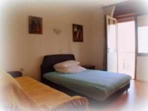 ein Schlafzimmer mit einem Bett und einem Stuhl darin in der Unterkunft Holiday House Crik in Crikvenica
