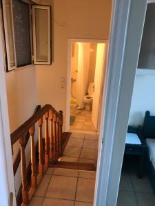 uma escada que leva a uma casa de banho com WC em Ionio Hotel em Nikiana