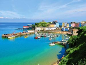 Imagen de la galería de Apartment with Swimming Pool, en Tenby