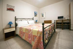 A bed or beds in a room at Hotel Athena