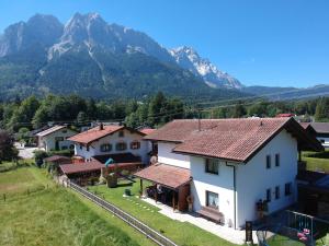 un village avec des maisons et des montagnes en arrière-plan dans l'établissement Ferienhaus Alpenperle, à Grainau