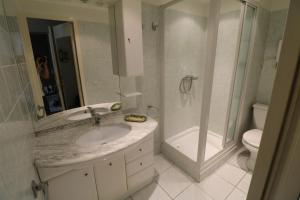カンヌにある2 bedroom, 2 bathrooms, 2 mins from the Croisette, Monod 348のバスルーム(シンク、シャワー、トイレ付)