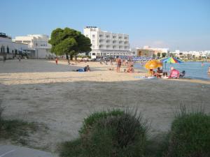 eine Gruppe von Menschen an einem Strand in der Nähe des Wassers in der Unterkunft Casa Giulia Salento in Porto Cesareo