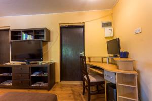 Televízia a/alebo spoločenská miestnosť v ubytovaní Lee house, WI-FI,FREE PARKING, HOT TUBE