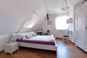 a bedroom with a large white bed in a room at Eden des choux in Krautergersheim