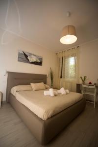 una camera da letto con un grande letto con due asciugamani di B&B Villa Gaudium a Pompei