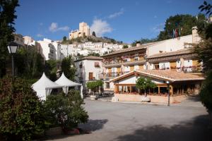 una ciudad con un castillo en la cima de una colina en AT Restaurante El Palacil, en Vélez Blanco