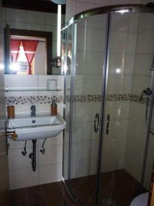een badkamer met een wastafel en een douche bij Sportpension Penhab in Saalbach Hinterglemm