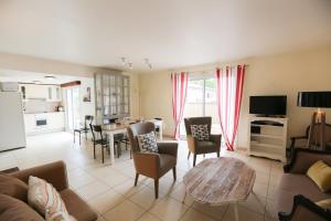 a living room with a couch and a table at Arcachon Balsamo plage in Arcachon