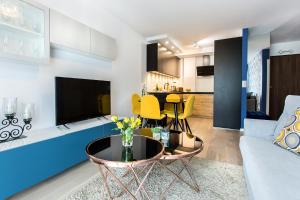 Televízia a/alebo spoločenská miestnosť v ubytovaní Blue Apartment