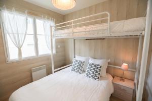 a bedroom with a bunk bed and a window at Arcachon Balsamo plage in Arcachon