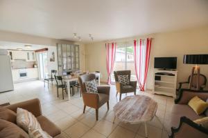 a living room with a couch and a table at Arcachon Balsamo plage in Arcachon
