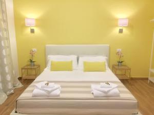 ラ・スペツィアにあるCavallotti 21のベッドルーム1室(黄色い壁の大きな白いベッド1台付)