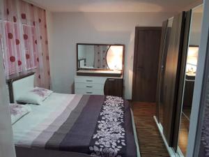 Llit o llits en una habitació de Vučeljić rooms