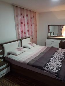 Llit o llits en una habitació de Vučeljić rooms