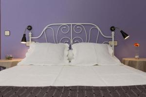 A bed or beds in a room at Hostal Arribes del Duero