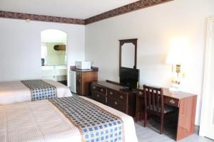 Postel nebo postele na pokoji v ubytování Texas Inn Downtown McAllen