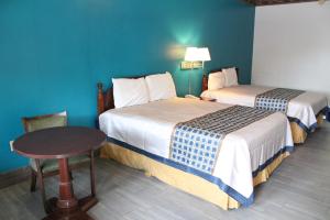 Postel nebo postele na pokoji v ubytování Texas Inn Downtown McAllen + 24 fotografií