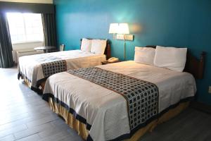Postel nebo postele na pokoji v ubytování Texas Inn Downtown McAllen