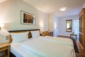 Postel nebo postele na pokoji v ubytování Hotel Zum Zeppelin Hamburg