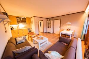 una sala de estar con un sofá y una mesa en Ferienwohnung Westerlicht - Apartment am Leuchtturm - De Torenhoeve, en Nieuw-Haamstede 30 fotos más