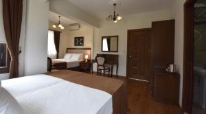 A bed or beds in a room at Zagnospasa Konaklari