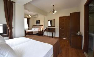 A bed or beds in a room at Zagnospasa Konaklari