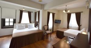 A bed or beds in a room at Zagnospasa Konaklari