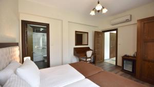 A bed or beds in a room at Zagnospasa Konaklari