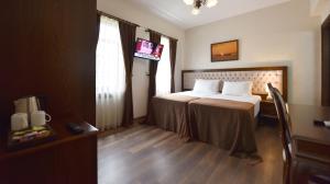 A bed or beds in a room at Zagnospasa Konaklari