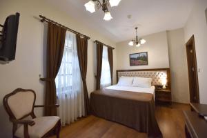 A bed or beds in a room at Zagnospasa Konaklari