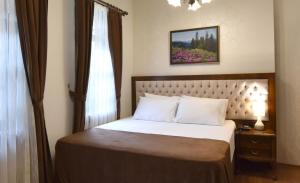 A bed or beds in a room at Zagnospasa Konaklari