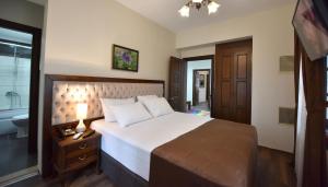 A bed or beds in a room at Zagnospasa Konaklari