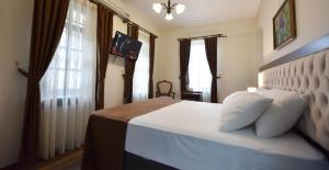 A bed or beds in a room at Zagnospasa Konaklari