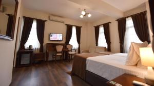 A bed or beds in a room at Zagnospasa Konaklari