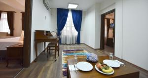 A bed or beds in a room at Zagnospasa Konaklari