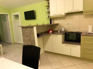 Una cocina o cocineta en MARE Apartmant 12 fotos más