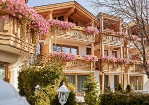 un edificio con fiori rosa sui balconi di GEBHARD Boutique B&B a Fiss