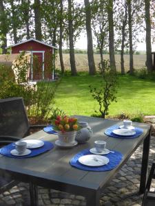 uma mesa com pratos e chávenas e uma taça de fruta em Alte Liebe 9162 - Fehmarn em Avendorf auf Fehmarn