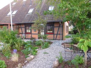 uma casa com um jardim em frente em Alte Liebe 9162 - Fehmarn em Avendorf auf Fehmarn
