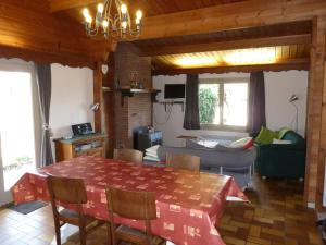 A television and/or entertainment centre at Chalet Pimpernel