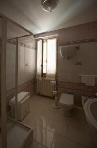 A bathroom at Hotel Athena