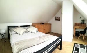 een slaapkamer met een bed, een bureau en een stoel bij Ferienhaus Schleeff in Elsfleth