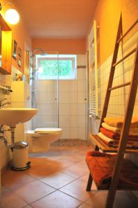 プットブスにあるFerienhaus Namatiriのバスルーム(シャワー、洗面台、トイレ付)