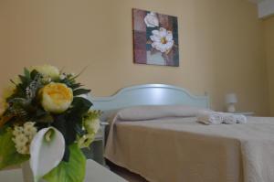 Vista D'amare في Buonvicino: غرفة نوم بها سرير عليه زهور